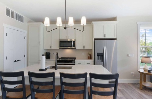 Ottawa House | Fun In The Sun â€“ A Bright andBreezy Getaway in Navvy Town