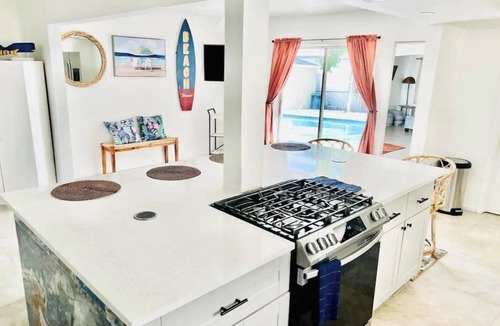 Driftwood House | Fun Kids Family Stay - FLL Cruise Guests & Airport! AirHockey-Arcade-Pool-Toys