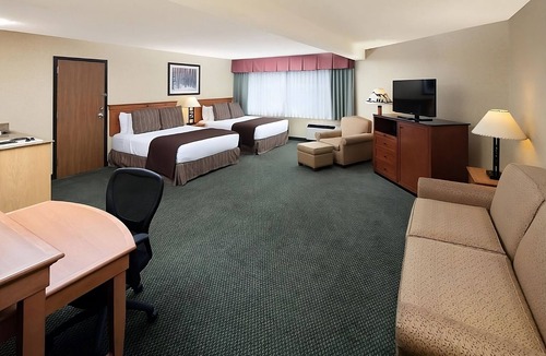 Kalispell Hotel | Fun Nature Trip! 2 Family-friendly Units, Pool, Pets Allowed, FREE Parking!