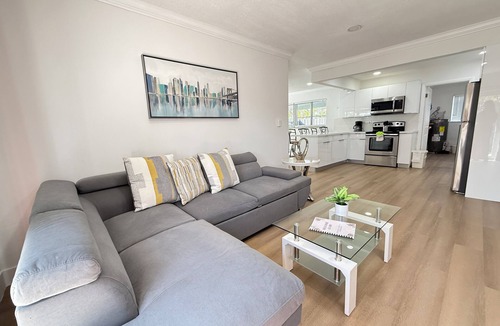 North Andrews Gardens House | Fun Pool Home w/ping pong near Beaches/Airport