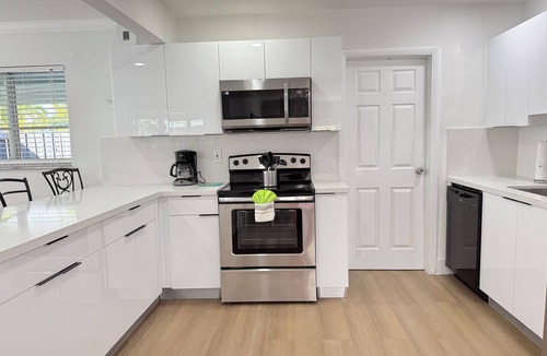 North Andrews Gardens House | Fun Pool Home w/ping pong near Beaches/Airport