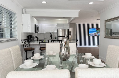North Andrews Gardens House | Fun Pool Home w/ping pong near Beaches/Airport