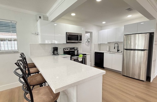North Andrews Gardens House | Fun Pool Home w/ping pong near Beaches/Airport
