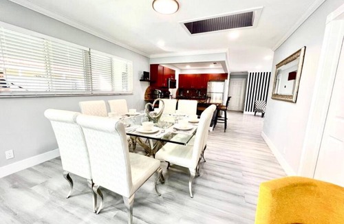North Andrews Gardens House | Fun Pool Home with ping pong near Beaches and Airport