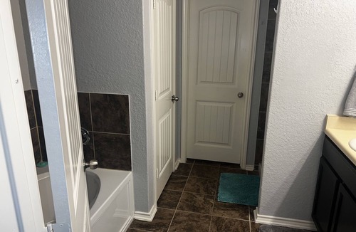 San Antonio House | Fun, relaxing 5 bedroom home with free parking