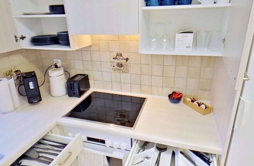 Seebach Apartment | Functional 3BR Stay with Balcony