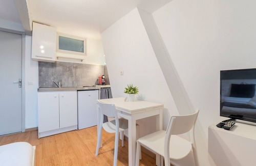 Wazemmes Apartment | Functional studio and equipped