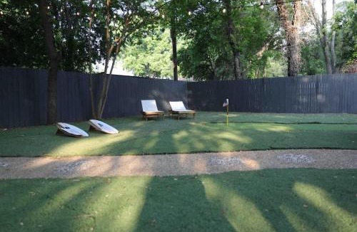 Dallas House | Funky 3BR Cottage with Private Mini Golf and Fire Pit