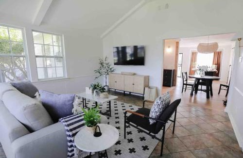 Dallas House | Funky 3BR Cottage with Private Mini Golf and Fire Pit