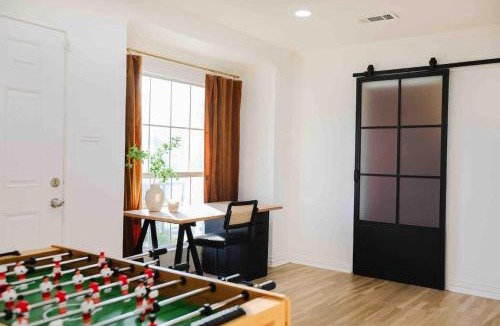 Dallas House | Funky 3BR Cottage with Private Mini Golf and Fire Pit
