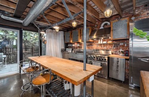 Leslieville House | funky barn loft conversion 8 mins to downtown, private driveway