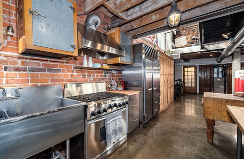 Leslieville House | funky barn loft conversion 8 mins to downtown, private driveway