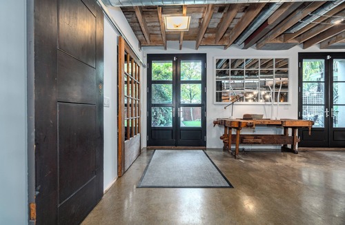 Leslieville House | funky barn loft conversion 8 mins to downtown, private driveway