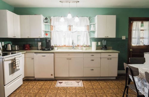 Bedford House | Funky Mid Century Themed Limestone Cottage - 2 Bedrooms Sleeps 6 - Pets Welcome!