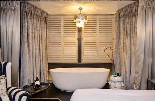 Epping Hotel | Funky Monk Restaurant and Rooms