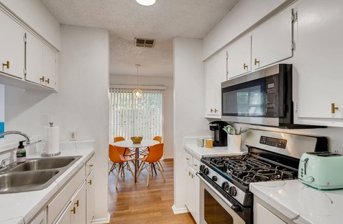 Franklin Park House | Funky South Austin Gem - Minutes from Everything