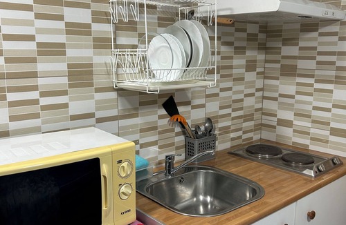 Collblanc y La Torrassa Apartment | Furnished and equipped studio for rent with expenses included, ideal for one person,