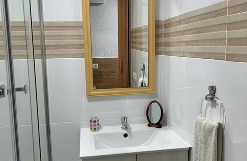 Collblanc y La Torrassa Apartment | Furnished and equipped studio for rent with expenses included, ideal for one person,