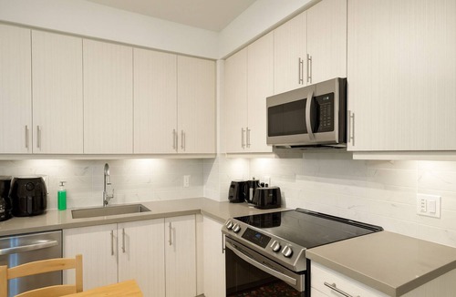 Bayview Glen Condo | Furnished 1+Den|Two bathrooms Richmondhill-Parking