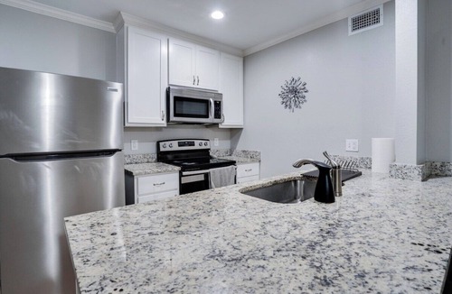 Old East Dallas Apartment | Furnished 1BR Near Medical District, Gated Complex, Free Parking