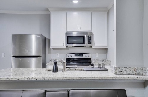 Old East Dallas Apartment | Furnished 1BR Near Medical District, Gated Complex, Free Parking