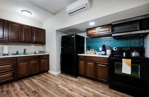 Beacon Hill Apartment | Furnished 2BR-1BTH-Free Parking- Pet Friendly -30% OFF