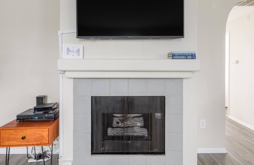 Burbank Apartment | Furnished 2BR in Burbank + Parking
