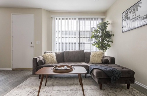 Burbank Apartment | Furnished 2BR in Burbank + Parking