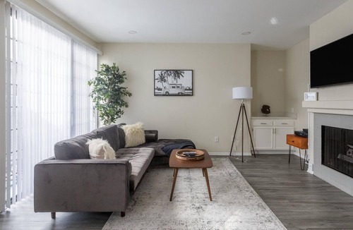 Burbank Apartment | Furnished 2BR in Burbank + Parking