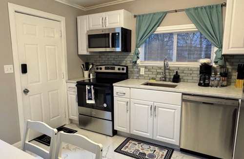 West Haven Apartment | Furnished 2BR Near Yale&VA Parking