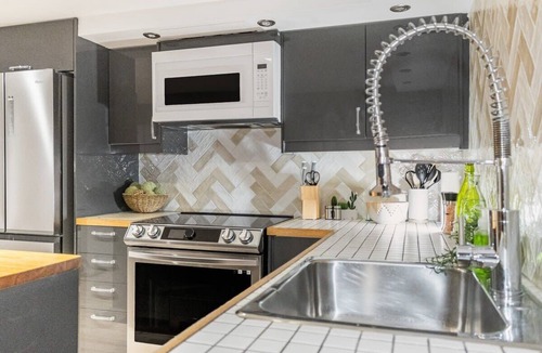 Nouveau-Rosemont Apartment | Furnished 2BR Rosemont Apt — Utilities Included