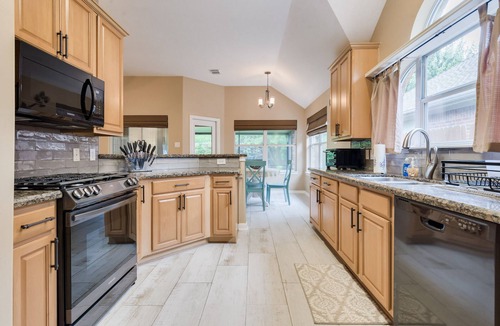 Spring House | Furnished 3 bed 2 bath w/screened porch 5 minutes from I-45 20 Mints. to IAH