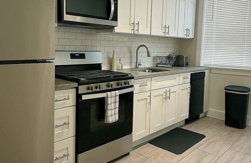 Hyde Park Apartment | Furnished 3BR Apt w/Laundry