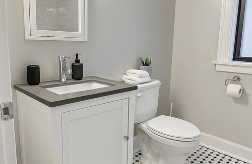 Hyde Park Apartment | Furnished 3BR Apt w/Laundry