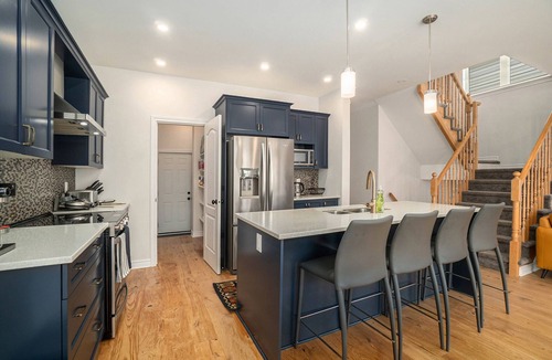Ottawa Division House | Furnished 4 Bedroom House in Ottawa sleeps 8