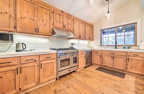 Truckee Cabin | Furnished Deck: Cabin on Northstar Shuttle Route!
