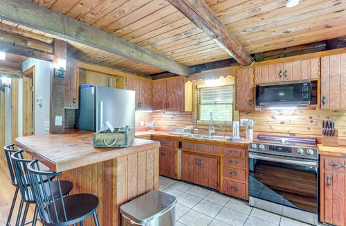 Fairland Cabin | Furnished Deck + Lake Access: Fairland Log Cabin