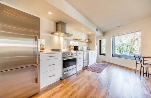 Winnipeg Condo | Furnished Executive Condo at 3-234 Wellington Crescent | 1 Bed | 1.5 Bath |
