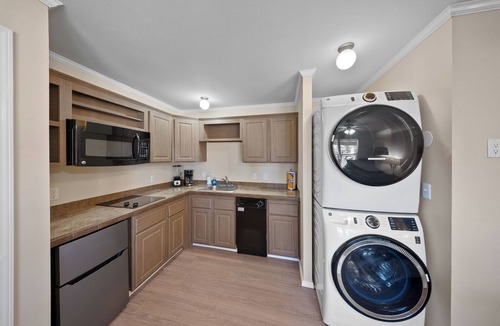 Sunshine Apartment | Furnished Executive Apt, 2 Minutes from DOW