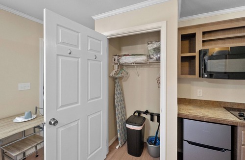 Sunshine Apartment | Furnished Executive Apt, 2 Minutes from DOW