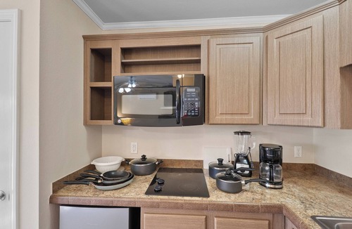 Sunshine Apartment | Furnished Executive Apt, 2 Minutes from DOW