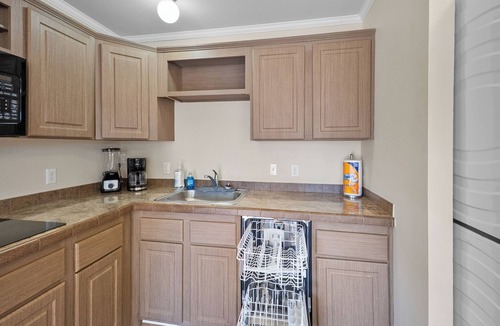 Sunshine Apartment | Furnished Executive Apt, 2 Minutes from DOW