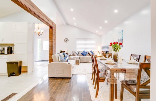 Pickering House | Furnished Family Home ★ KING BED ★ Parking ★ BBQ ★ Backyard ★ Discounted Price