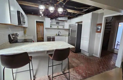 Vicksburg House | Furnished Home Sleeps 10