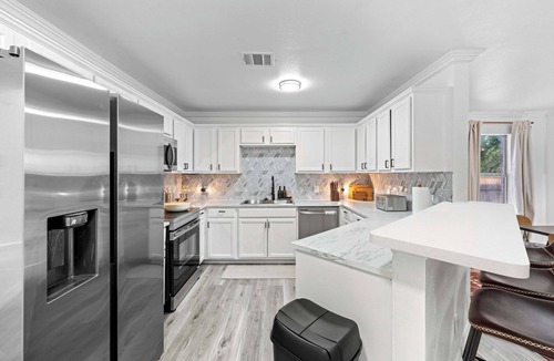 Central Arlington House | Furnished Mid-Century 3/2 | Pool · Cowboys Stadium