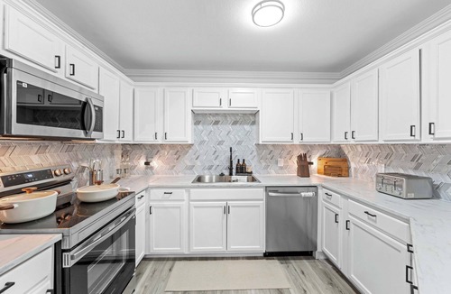 Central Arlington House | Furnished Mid-Century 3/2 | Pool · Cowboys Stadium