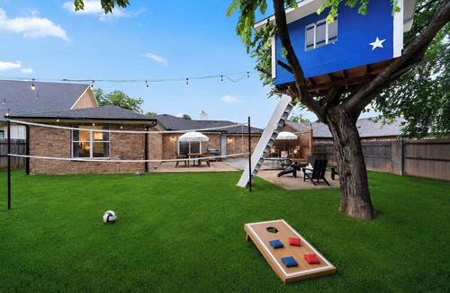 Central Arlington House | Furnished Mid-Century 3/2 | Pool · Cowboys Stadium