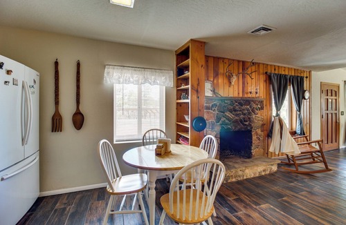Pinetop-Lakeside Cottage | Furnished Porch + Gas Grill: Lakeside Cottage Stay