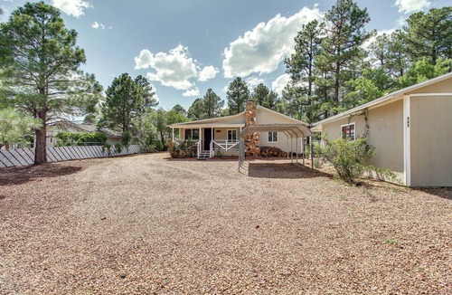 Pinetop-Lakeside Cottage | Furnished Porch + Gas Grill: Lakeside Cottage Stay