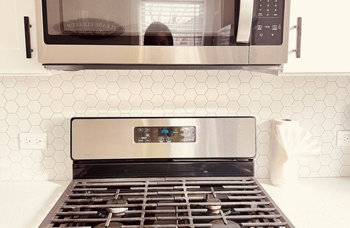 Tri-Taylor House | Furnished Private Room near Illinois Medical District & UIC